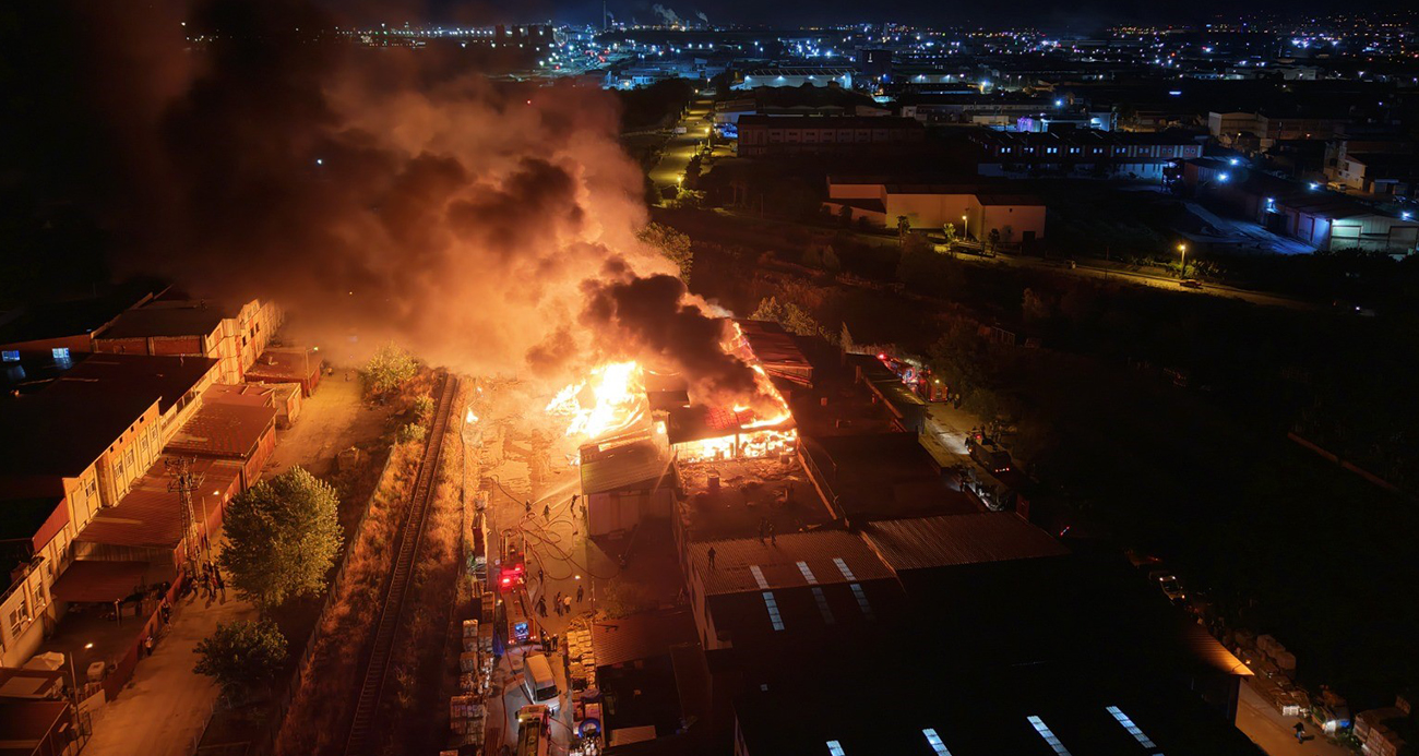 Samsun’da kereste fabrikası alevlere teslim: Yangın havadan görüntülendi