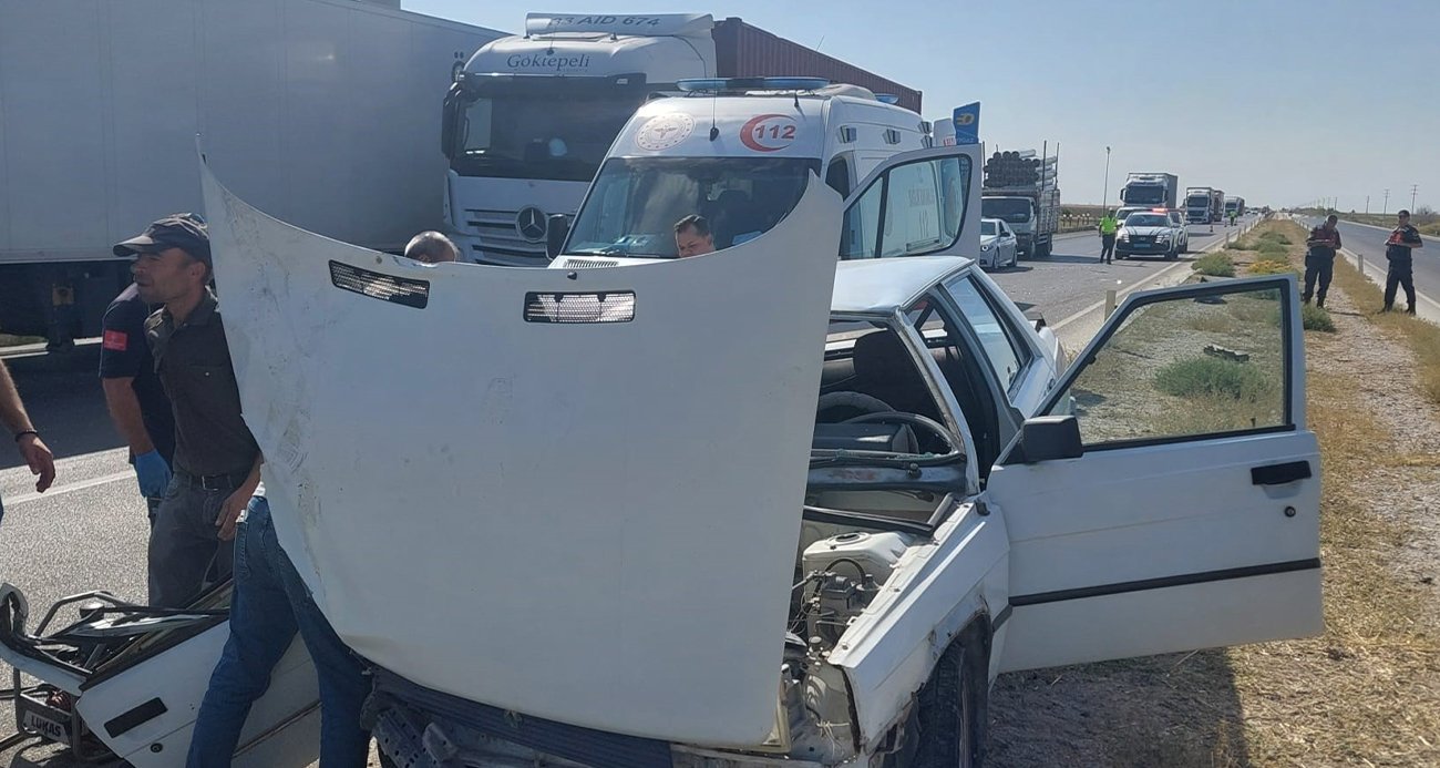 Otomobil tıra çarptı: 2 yaralı