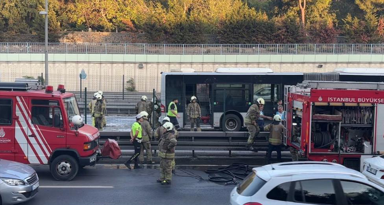 Bayrampaşa-Maltepe Metrobüs Durağı’nda korkutan yangın
