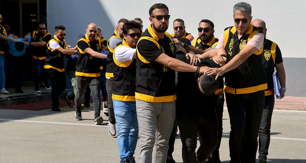 Adana’da haraç isteyen çeteye operasyon: 12 silah ile 54 bin hap ele geçirildi