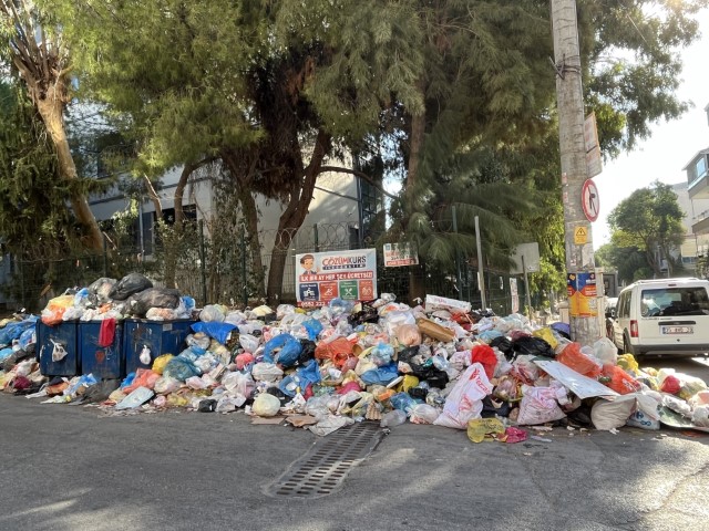 Buca Belediyesi ile işçiler uzlaştı; çöp dağları yerinde duruyor