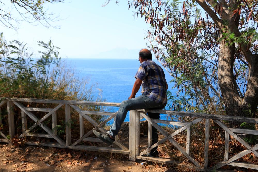 Denize sıfır sarp kayalıklarda ot topluyor, gören itfaiyeyi arıyor