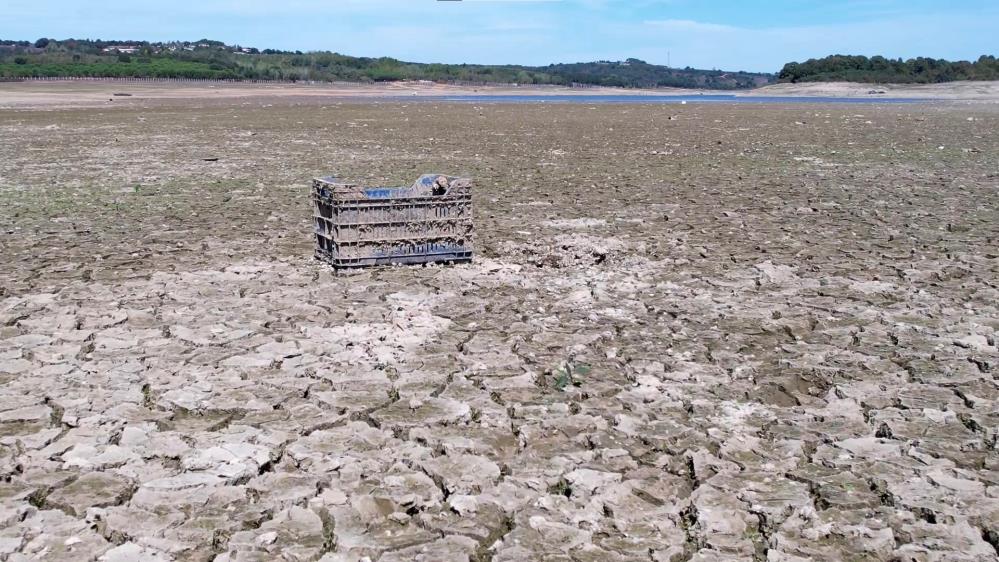 İstanbul’da baraj suyu çekildi, atıklar gün yüzüne çıktı