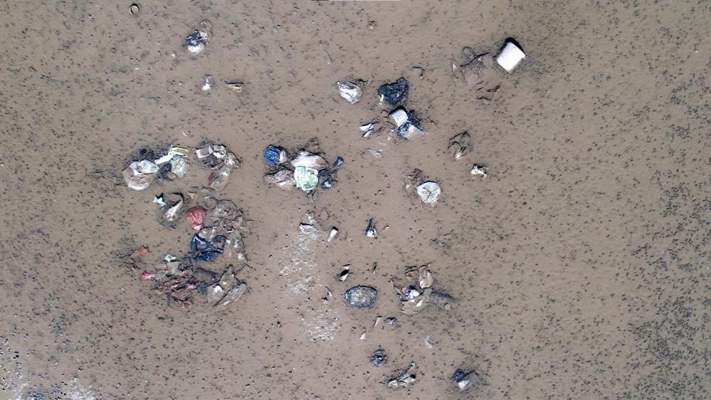 İstanbul’da baraj suyu çekildi, atıklar gün yüzüne çıktı