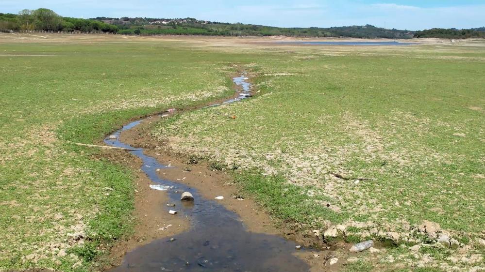 İstanbul’da baraj suyu çekildi, atıklar gün yüzüne çıktı
