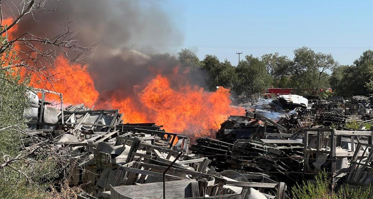 Manisa’da ahşap palet fabrikasında yangın