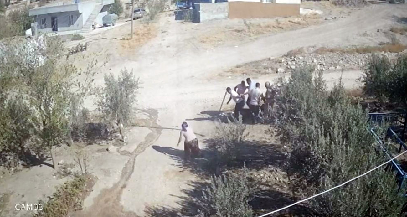 Kafası taşla ezilmek istenen baygın kocasını saldırganlara taş atarak kurtardı