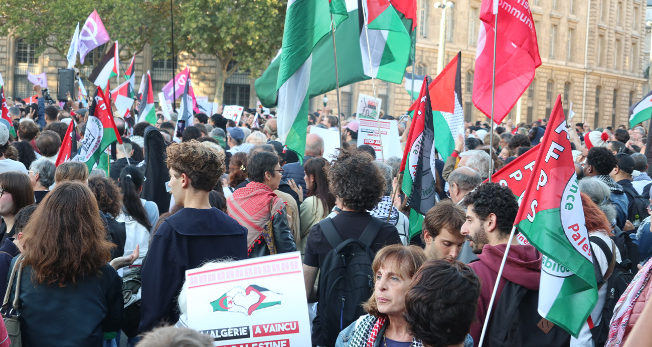 Paris'te binlerce kişi İsrail'in Gazze'ye saldırılarını protesto etti