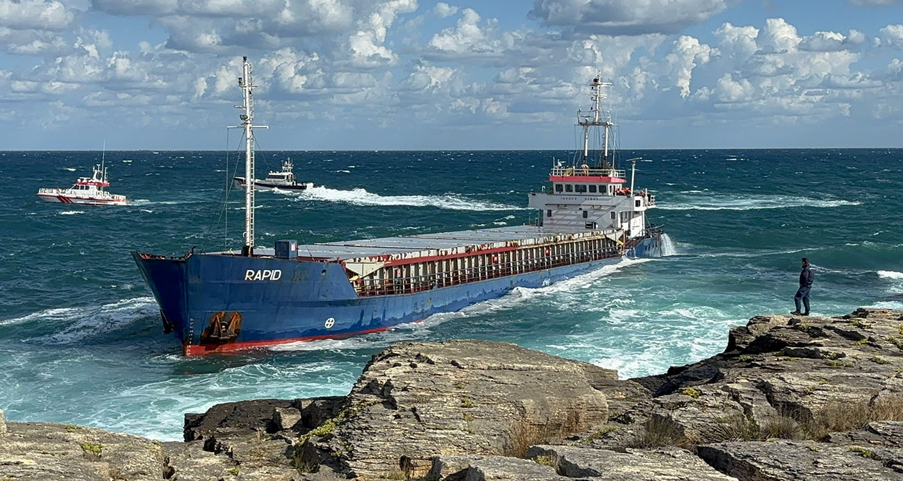 Kocaeli’de kargo gemisi karaya oturdu