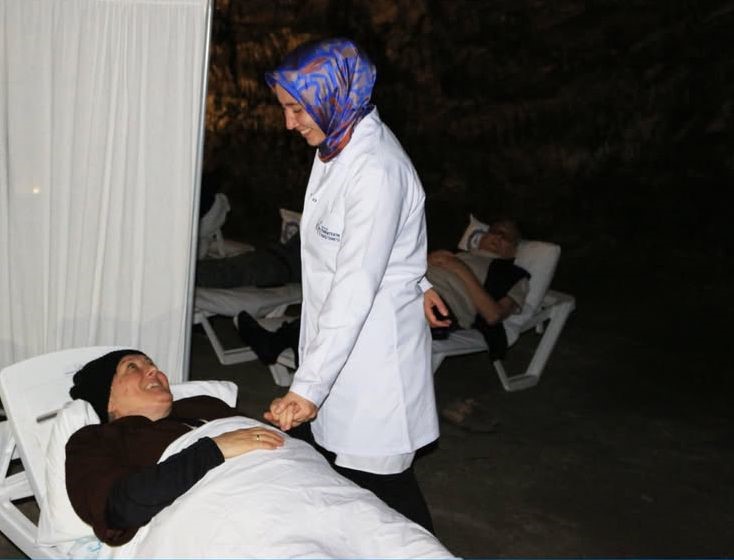 Nefes alabilmek için yerin 150 metre altında şifa arıyorlar