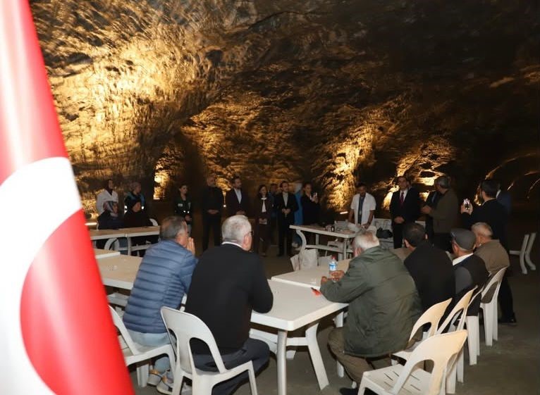 Nefes alabilmek için yerin 150 metre altında şifa arıyorlar