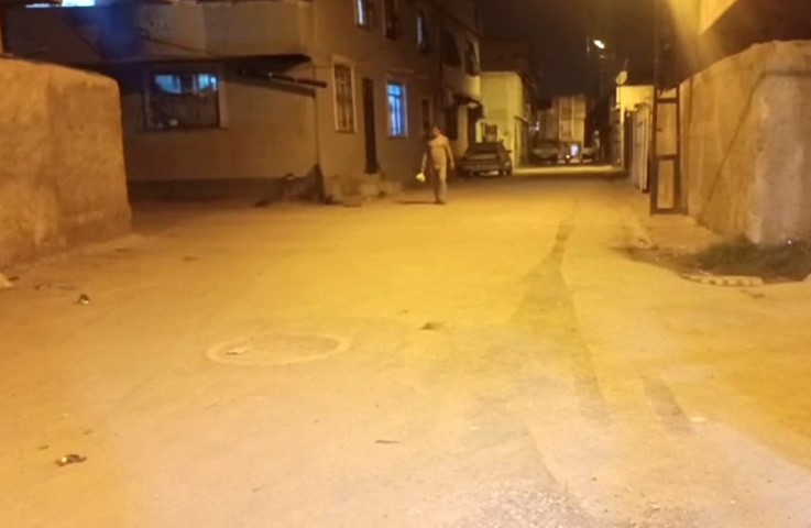 Sesinden rahatsız olduğu çocukları sopayla dövdü