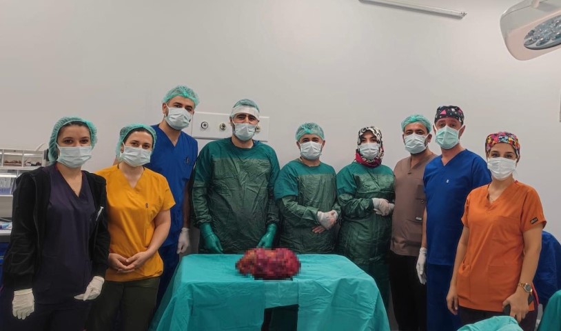 Mardin’de 6 kiloluk böbrek, ameliyatla alındı