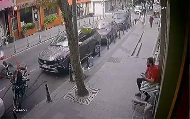 Bayrampaşa’da otomobil bakkaldan koşarak çıkan küçük çocuğa çarptı