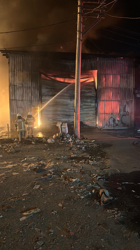 Buca’da çöp yangını: 30 milyon lira zarar