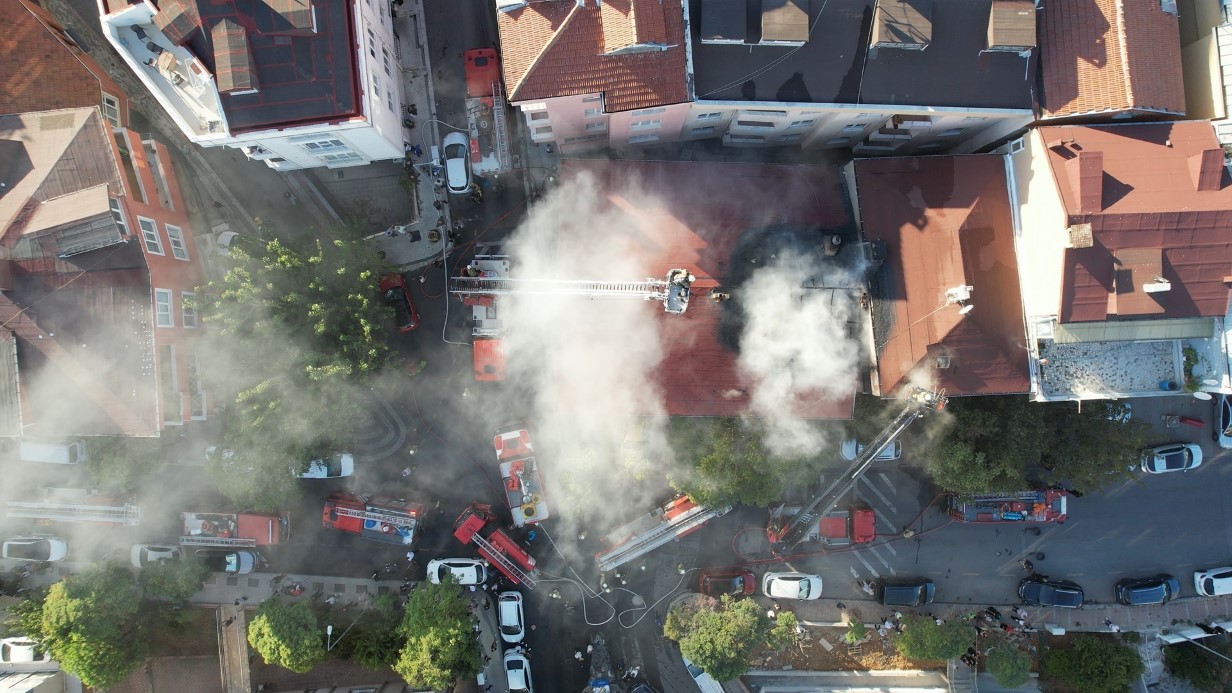 Üsküdar’da çatı yangını yan binaya sıçradı