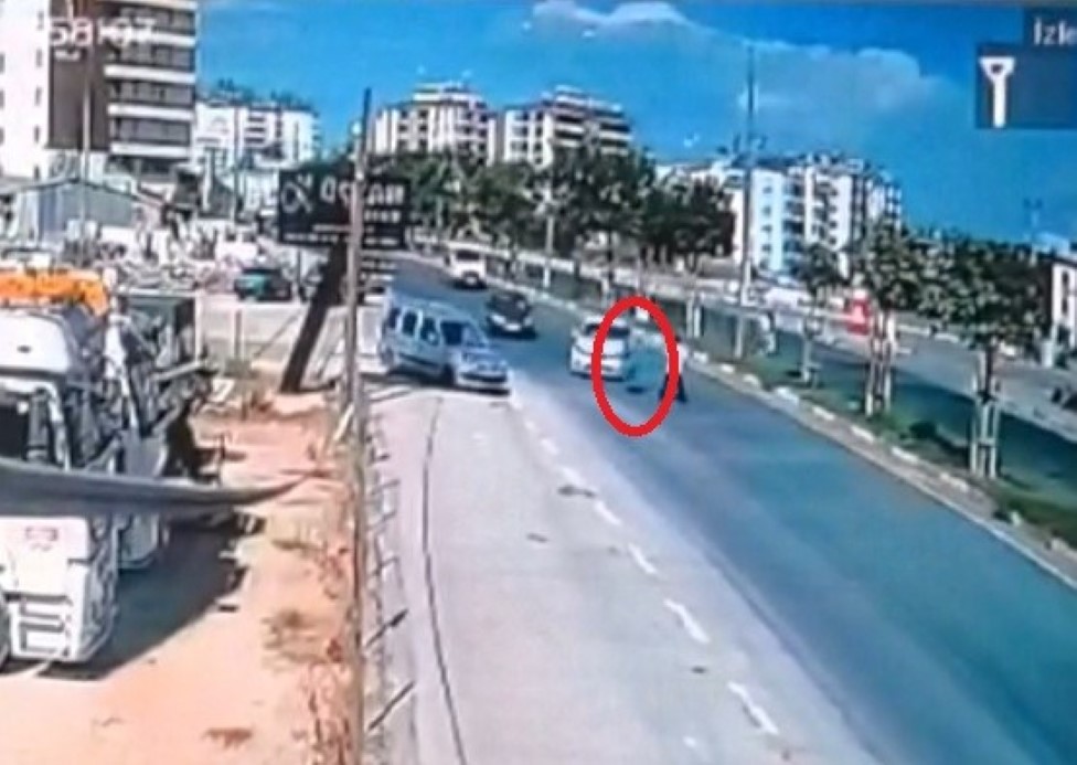 Kucağına aldığı oğluyla yolun karşısına geçerken otomobil çarptı: 1’i ağır 2 yaralı