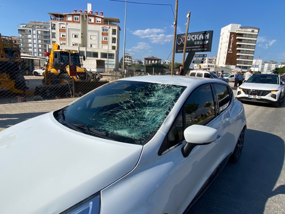 Kucağına aldığı oğluyla yolun karşısına geçerken otomobil çarptı: 1’i ağır 2 yaralı