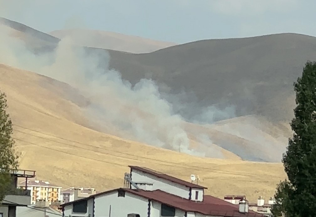 Yüksekova’da anız yangını