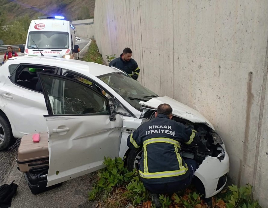 Kazaya müdahale eden polis aracına otomobil çarptı: 2’si polis 8 yaralı