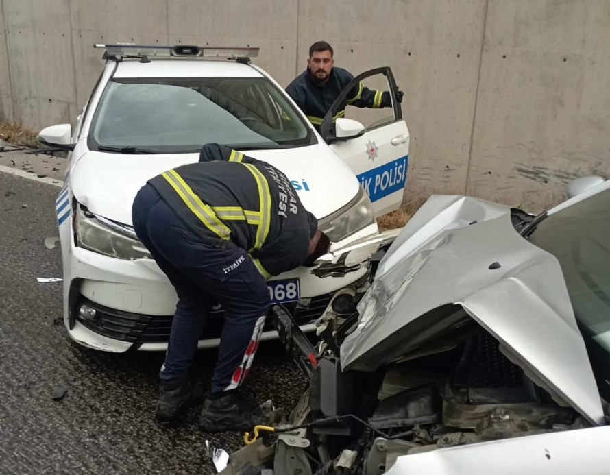 Kazaya müdahale eden polis aracına otomobil çarptı: 2’si polis 8 yaralı