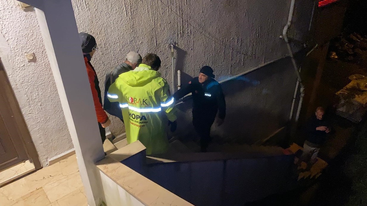 Hopa’da istinat duvarı çöktü, 3 katlı ev tahliye edildi