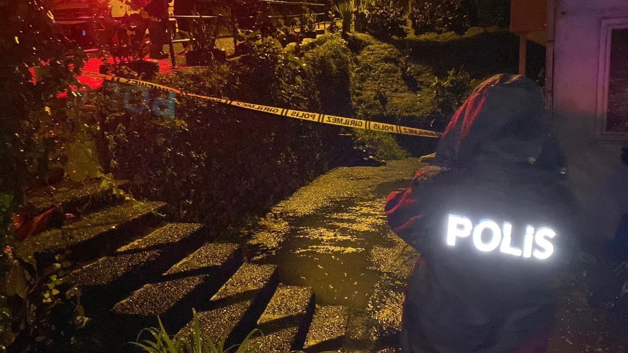 Hopa’da istinat duvarı çöktü, 3 katlı ev tahliye edildi