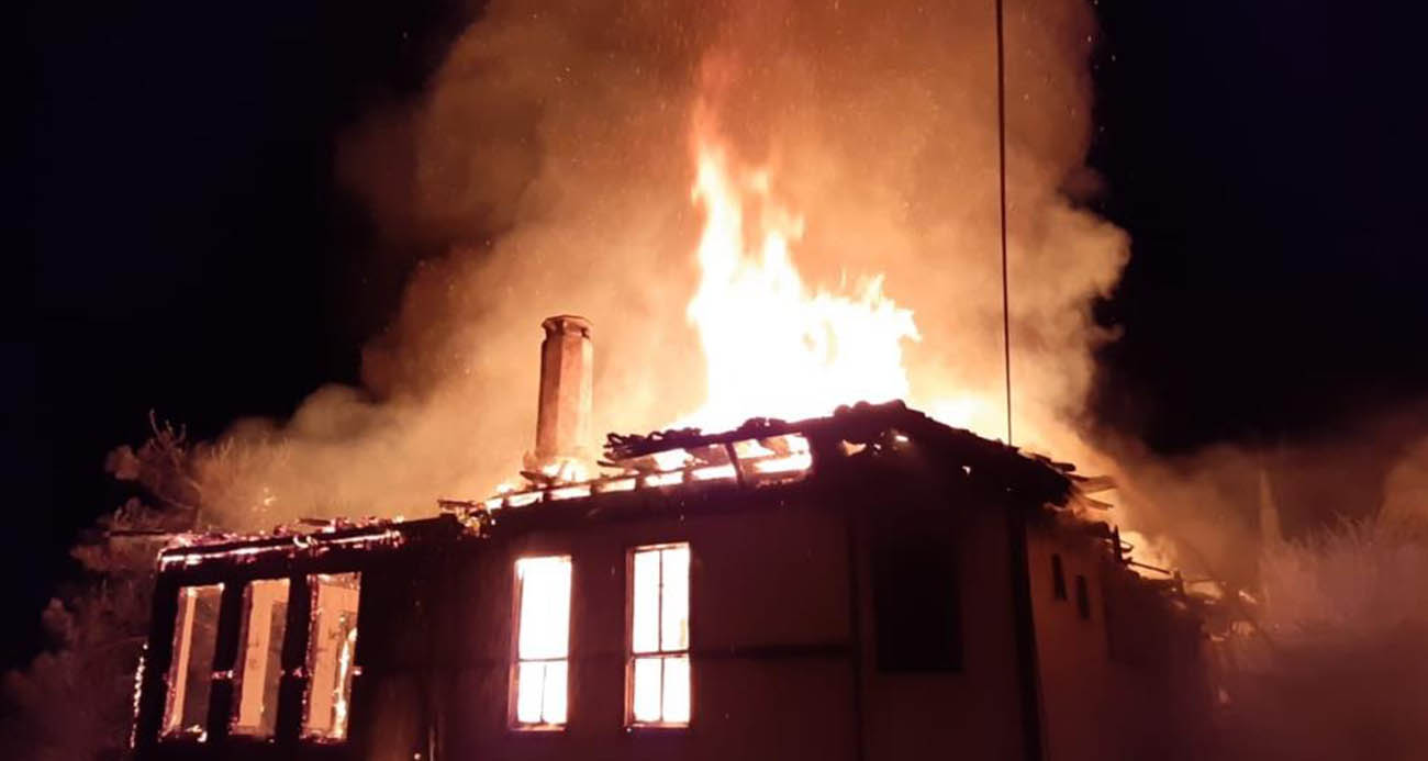 Bolu’da tarihi Keyvanlar Konağı kül oldu: Alevler geceyi aydınlattı