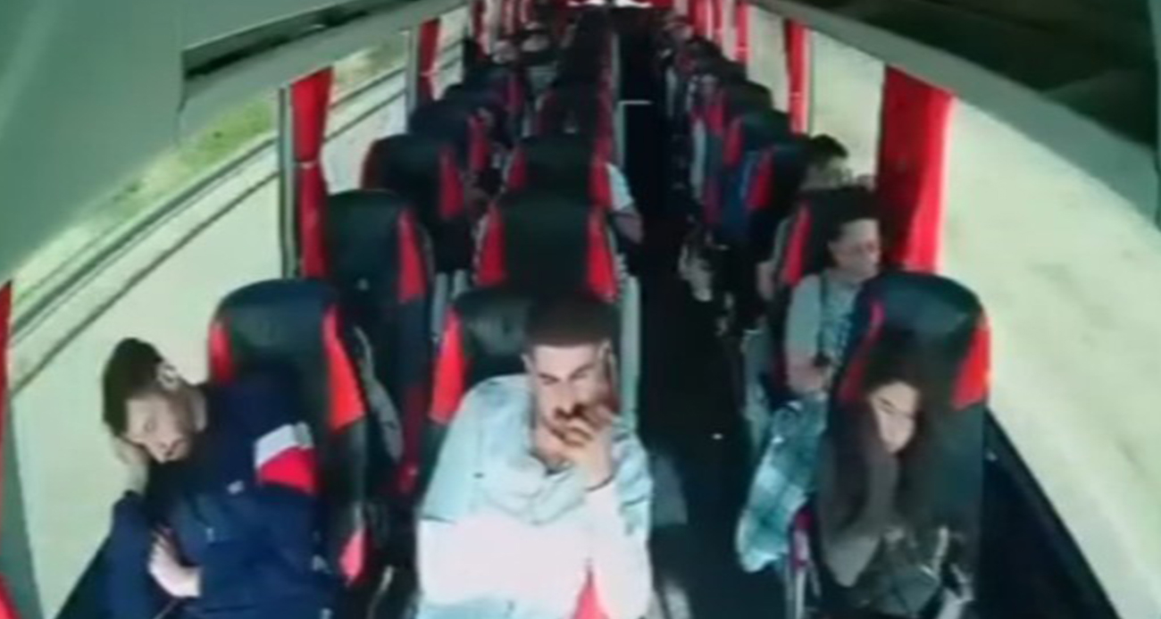 Yolcu otobüsü ile kamyonetin kaza anı kamerada