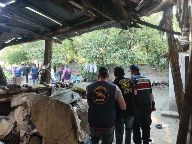 İçkisine karışan babaannesini başına tüple vurarak öldürdü