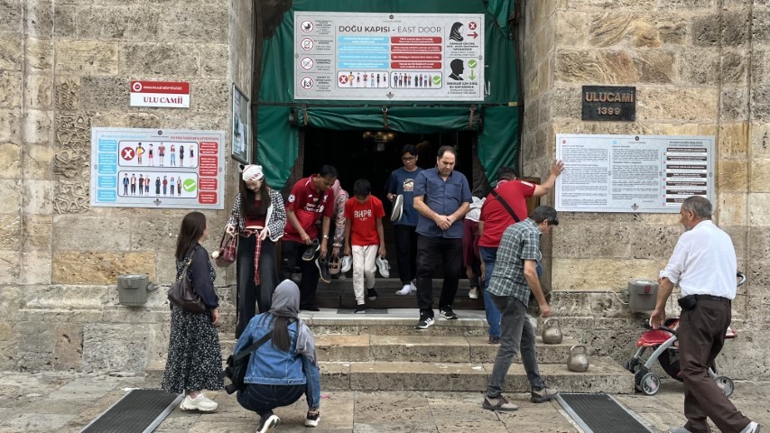 Tarihi cami ziyaretlerine kıyafet mecburiyeti getirildi