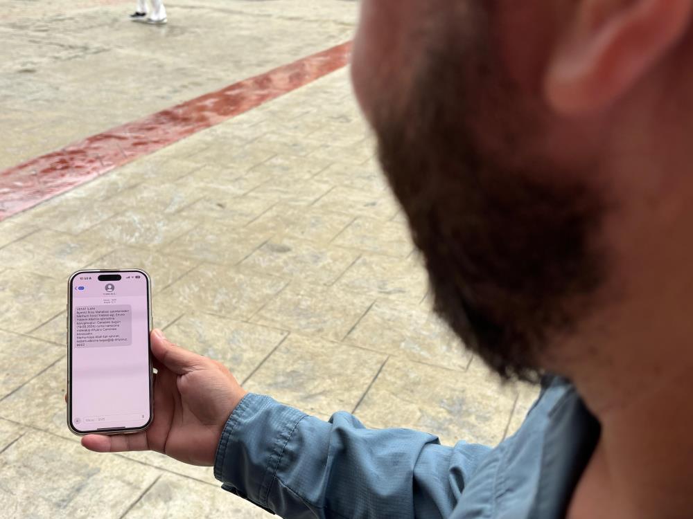 Hoparlörler susuyor, SMS konuşuyor