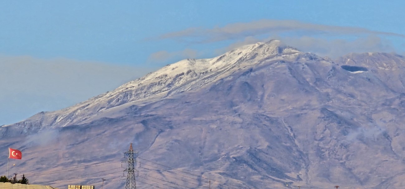 Süphan Dağı’na mevsimin ilk karı düştü