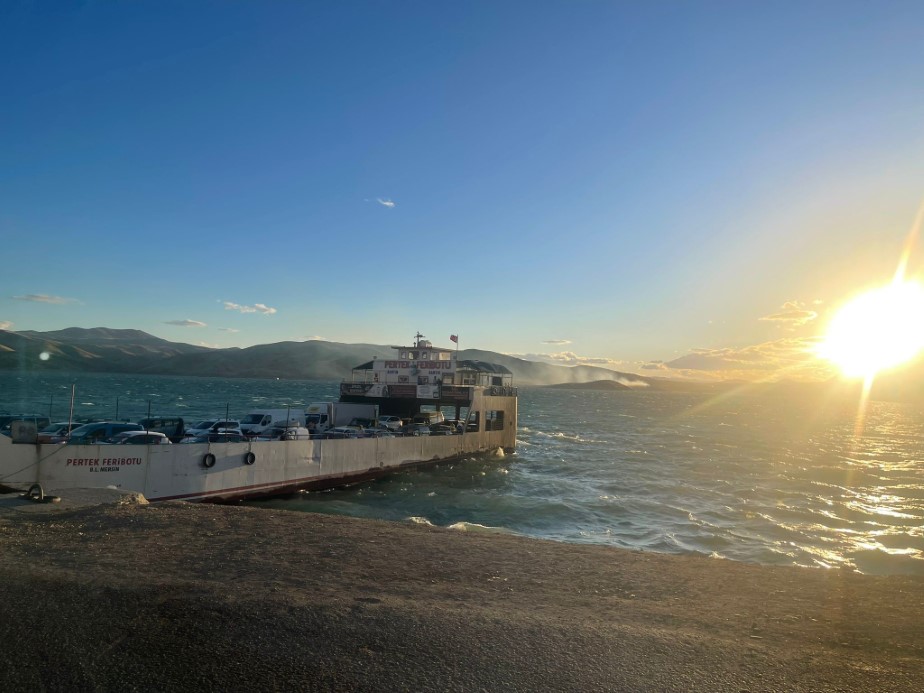 Tunceli’de feribot seferleri durduruldu: 3 kilometre araç kuyruğu oluştu