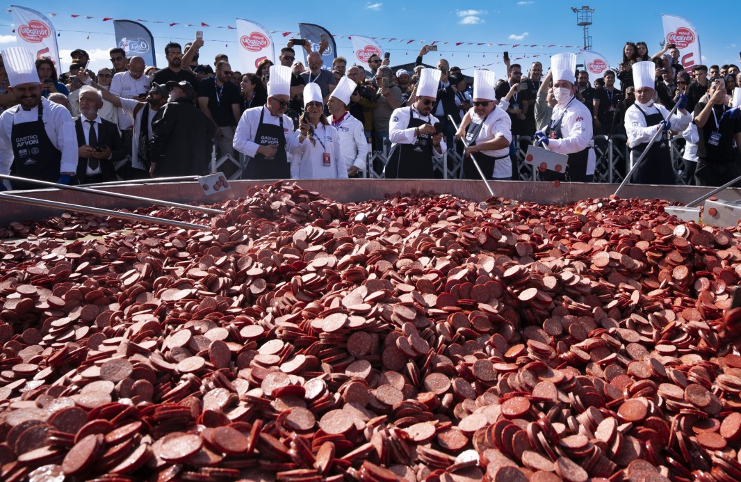 Bin 930 kiloluk dev sucuklu yumurta yaparak dünya rekoru kırdılar