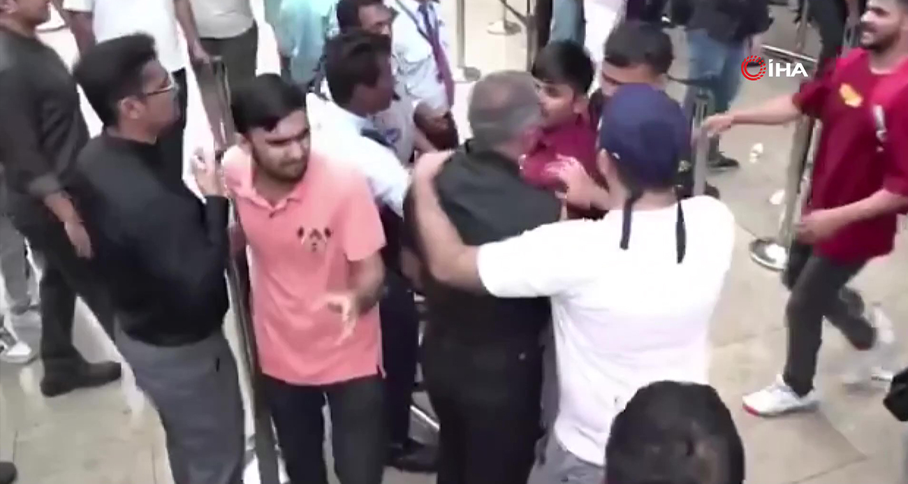 Hindistan'da "iPhone 17" kuyruğunda kavga