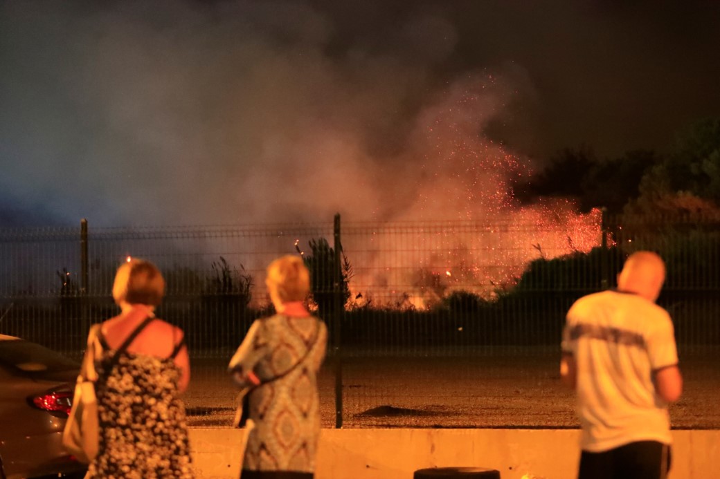 Antalya’da otellere yakın ormanlık alanda çıkan yangın kontrol altına alındı