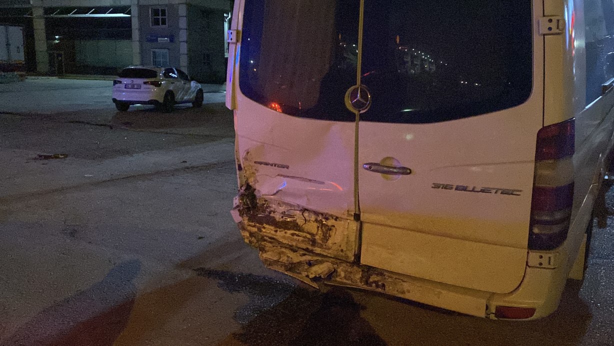 Bolu’da kontrolden çıkan otomobil park halindeki 3 araca çarptı: 4 ağır yaralı