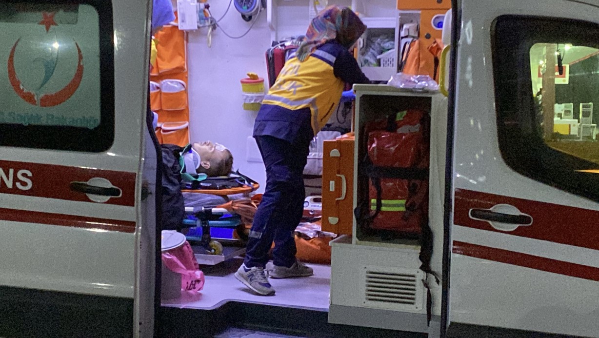 Bolu’da kontrolden çıkan otomobil park halindeki 3 araca çarptı: 4 ağır yaralı