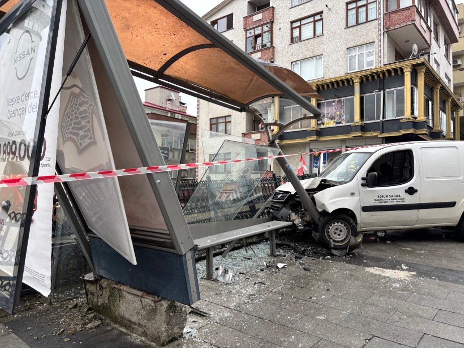 Trabzon’da araç otobüs durağına çarptı