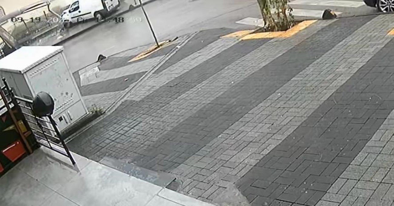 Trabzon’da araç otobüs durağına çarptı