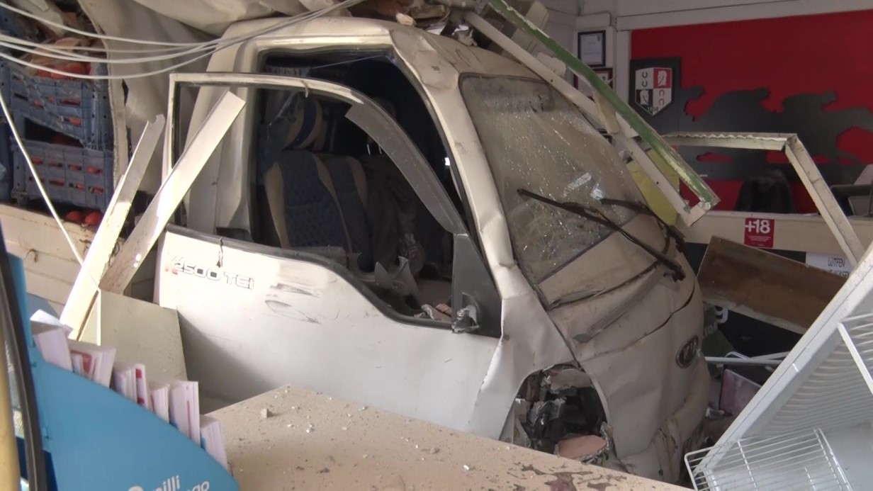 Üsküdar’da kamyonet ganyan bayisine girdi