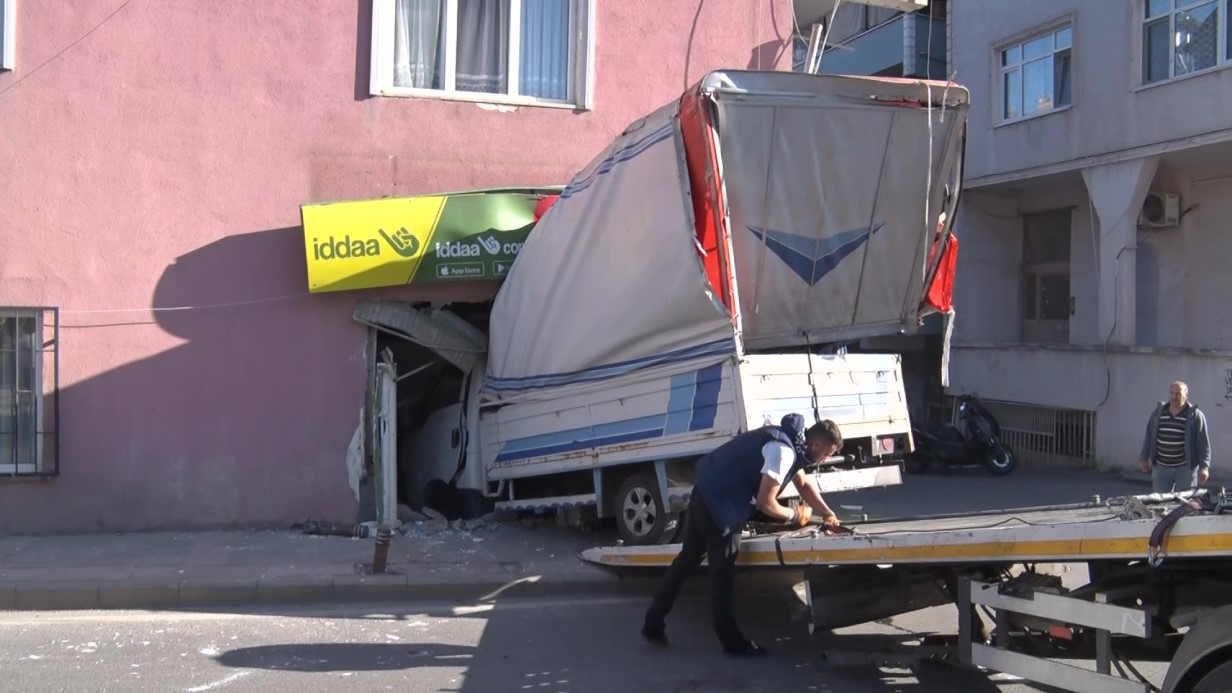 Üsküdar’da kamyonet ganyan bayisine girdi