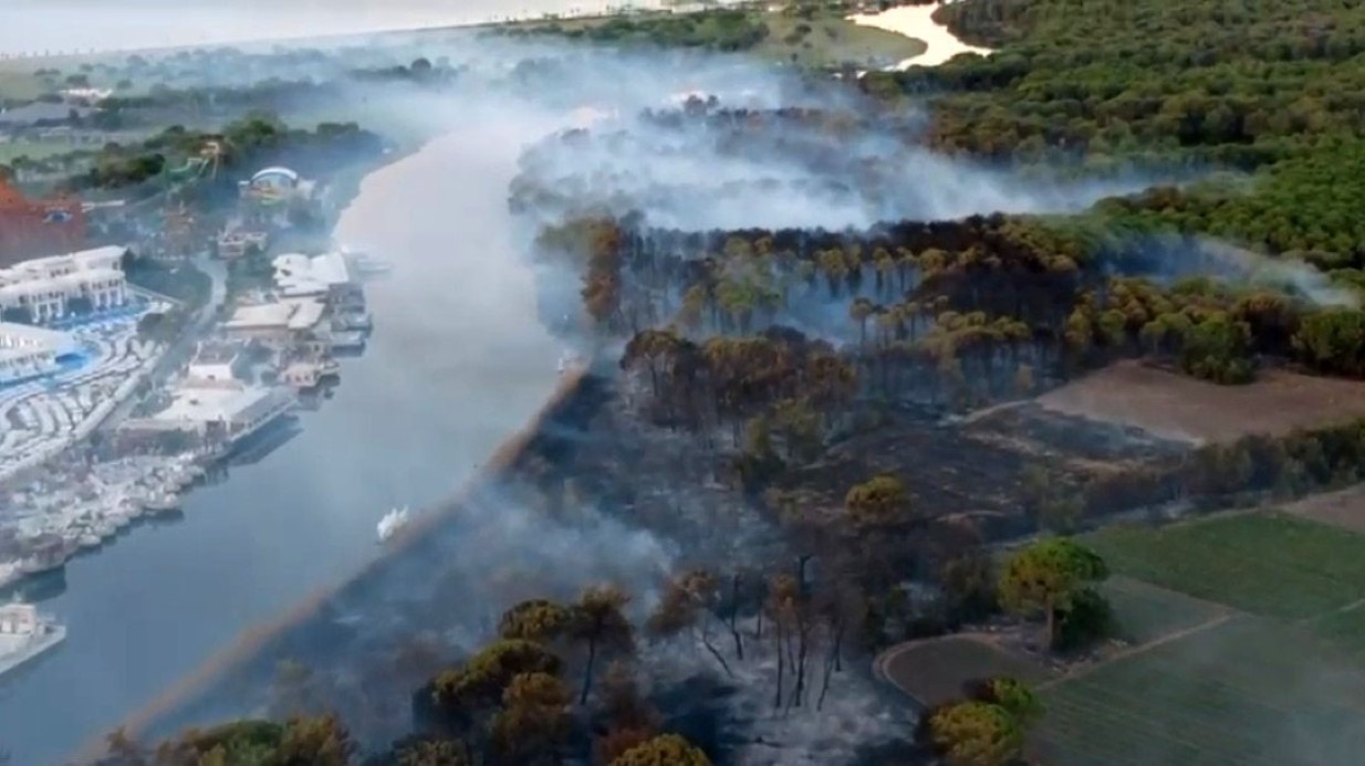 Antalya Aksu’da yanan ormanlık alan havadan görüntülendi