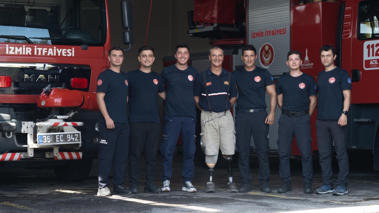 Engelli itfaiyeci çok sevdiği mesleğinden hiç kopmadı