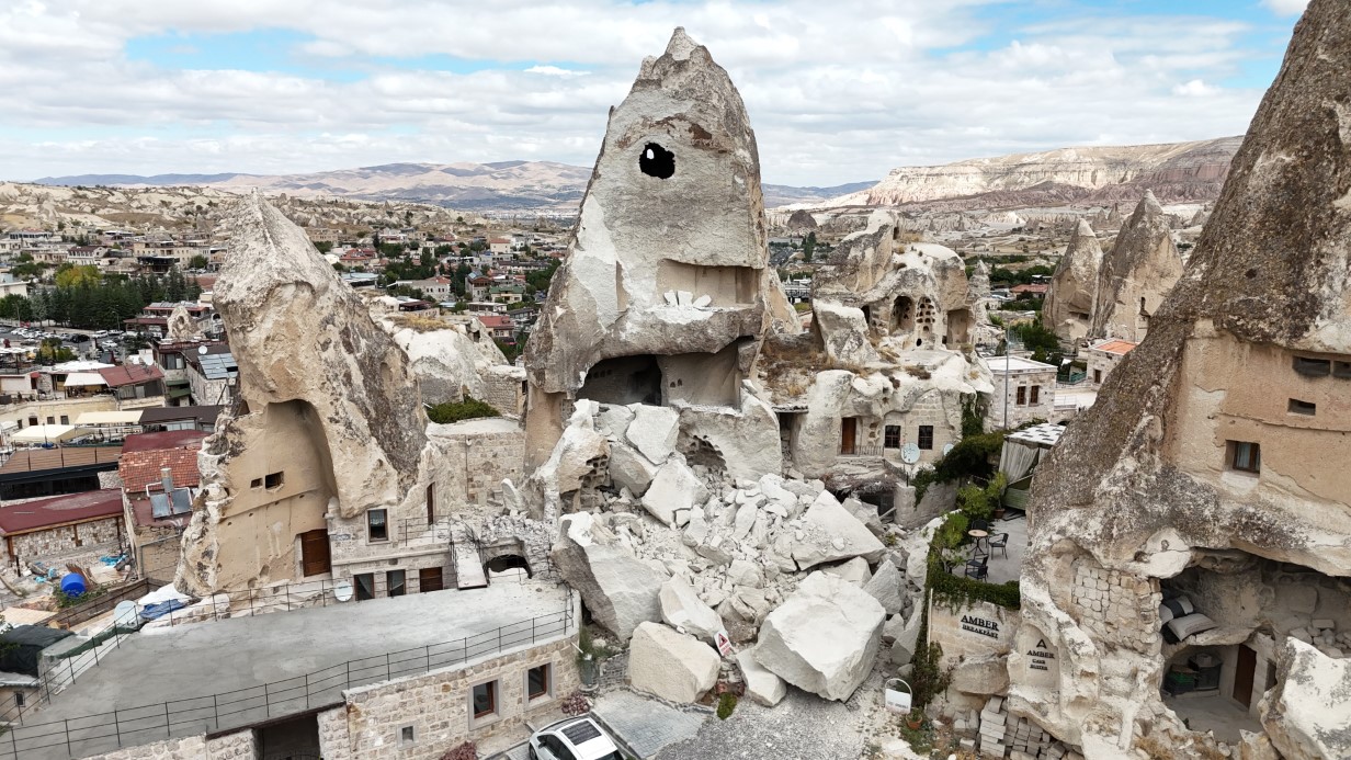 Kapadokya’da peribacası yıkıldı