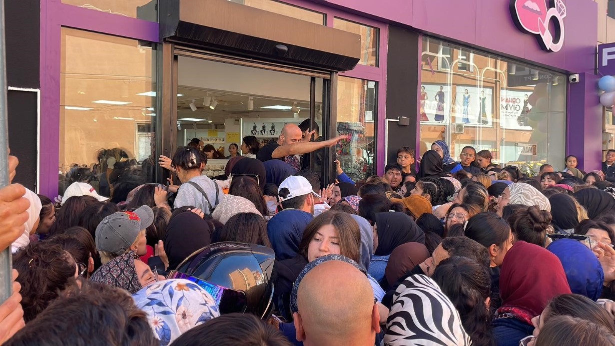 Takı ve kozmetik ürün mağazası açılışında izdiham