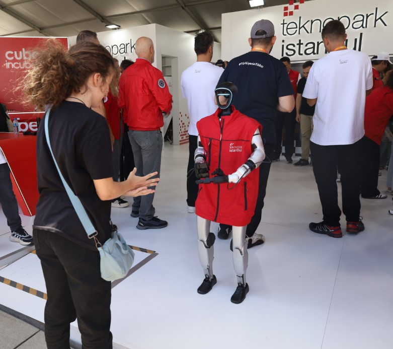 TEKNOFEST’te robot köpek ve insansı robotlar ilgi odağı oldu
