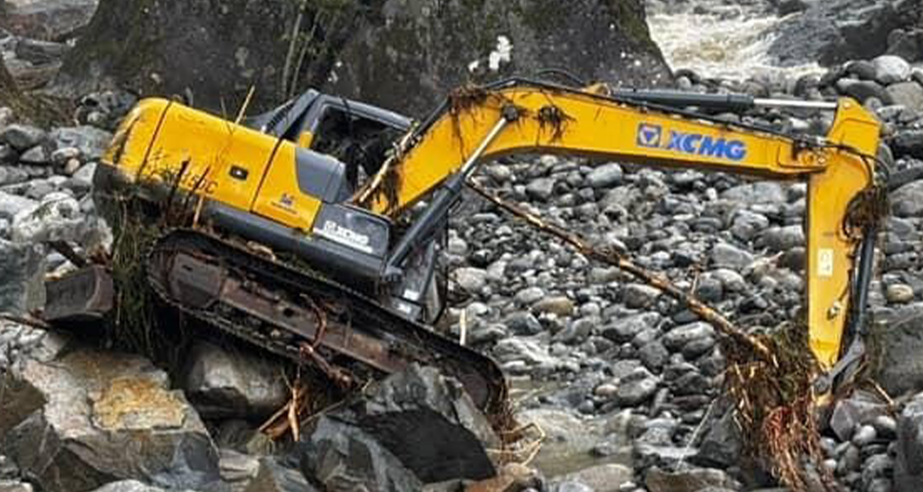 Tonlarca ağırlıktaki iş makineleri sel sularına kapıldı
