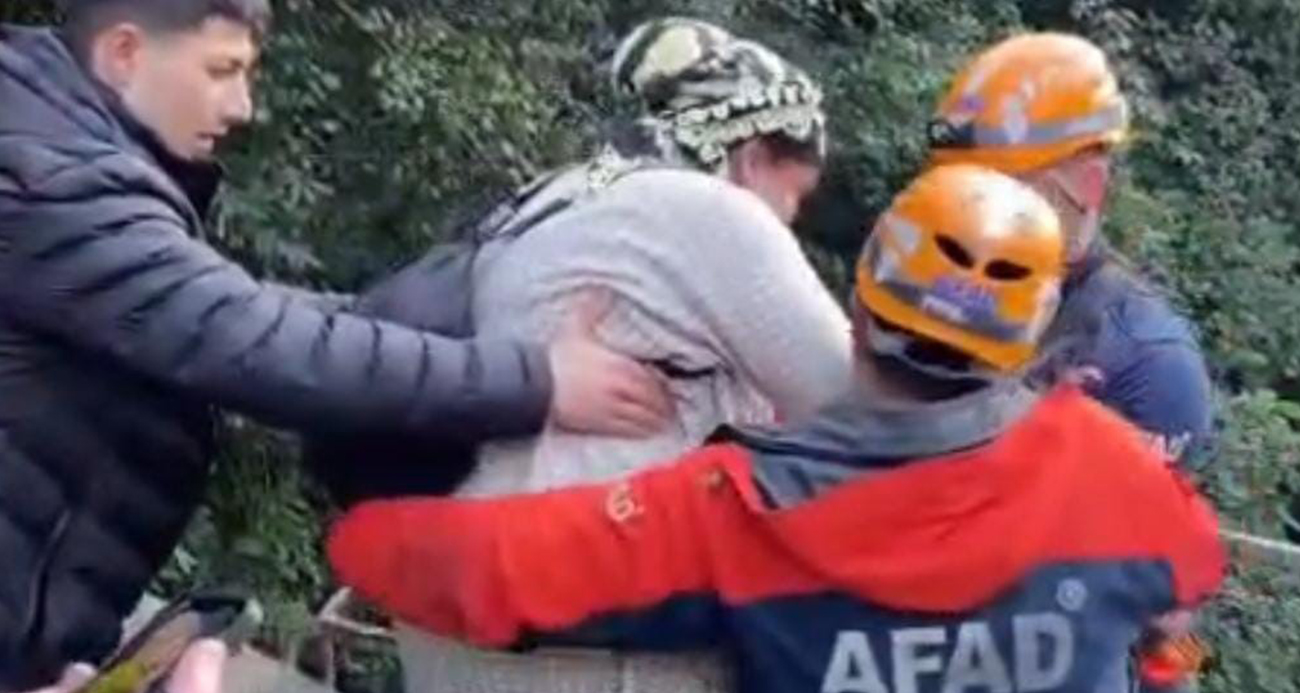 Rize’de heyelan nedeniyle mahsur kalan hastalar AFAD’ın operasyonuyla kurtarıldı